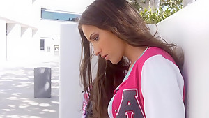 Lizz makes money while studying