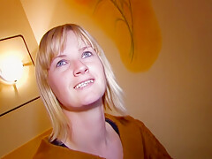 Blondes Zurueckhaltendes Maedchen Am Ende Willig